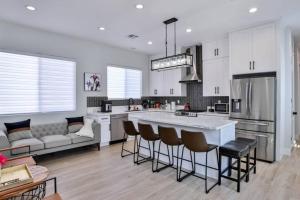 H&H New Built 2023 Hidden Gem Heart of OC 3 Queen Beds