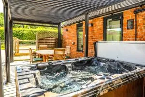 Cottage with Hot Tub - near Cheltenham and Tewkesbury - Hasfield