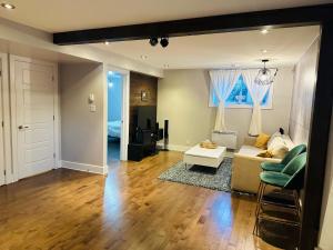 Urban Retreat - 2 Bedroom, 3 Beds, 6 Guests, Free Parking