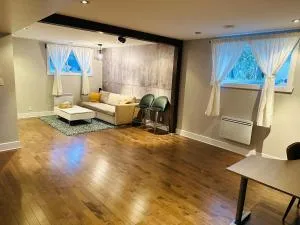 Urban Retreat - 2 Bedroom, 3 Beds, 6 Guests, Free Parking - Rougemont