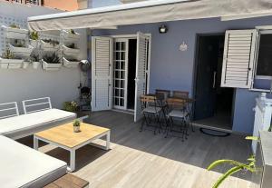 a un paso de la playa