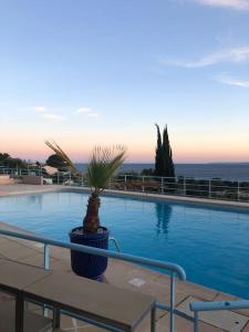 Appartement vue mer et Esterel avec piscine