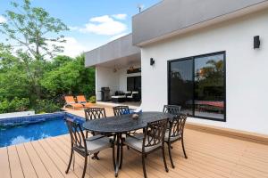 Villa with Minimalist Design & Scenic Deck with Private Infinity Pool and Jungle Views