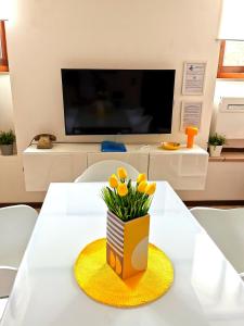 Old Town Apartment with Terrace - Live Love Lake