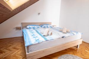 Apartments with parking space Crikvenica - 23289