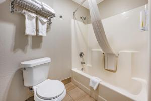 Superior King Room - Non-Smoking room in Quality Inn Louisville