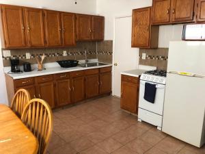 Private 2 bedroom and 1 bathroom house in a quiet area and convenient to NYC bus and train
