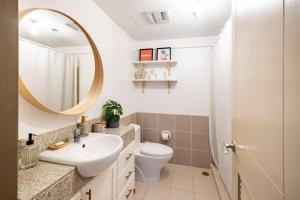 Coastal Inspired 2BR Condo I Fast Wi-Fi I Near BGC