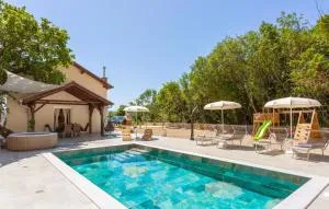 Awesome Home In Bribir With Jacuzzi - بريبير