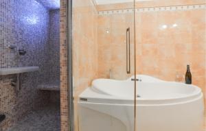 4 Bedroom Cozy Apartment In Genova