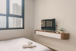 Vinhomes DCapitale 2-bedroom Apartment with Bath tub and Lake View