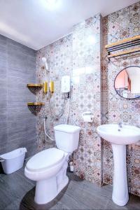 Secluded Apartment with Full Kitchen & Balcony Garden View
