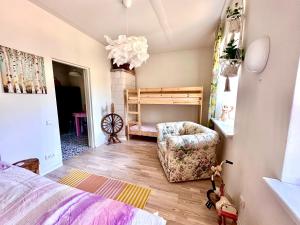 Sculpture park & lake view home