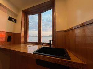 Caseys Lake View House Boat