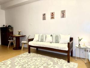 Cozy Corner - Burgos Circle, BGC