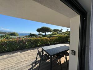 Proche porticcio, Coup de cœur asuré,Appartement de standing, rez de villa 6 couchages, climatisé à 150m de la plage, terrains de tennis