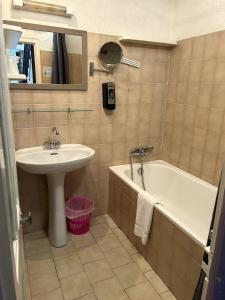 Hotels Hotel Le Bon Accueil : Chambre Familiale