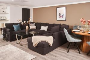 The Moorings - Duplex apartment on Torquay Marina with Hot Tub