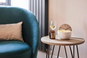 The Moorings - Duplex apartment on Torquay Marina with Hot Tub