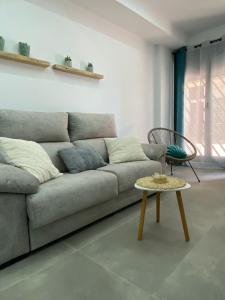 Alba Home , junto al estadio fútbol y Ribera