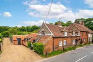 Knyvetts sleeps 6, 3 double beds, pretty garden - Burnham Thorpe