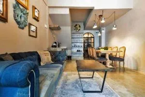 Beautiful 3 Bedroom Baroque House near Asoke BTS - Bang Kapi