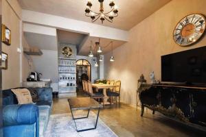 Beautiful 3 Bedroom Baroque House near Asoke BTS