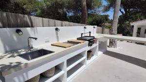 Casa Bahari near the beach with pool, BBQ, and lounge