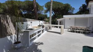 Casa Bahari near the beach with pool, BBQ, and lounge