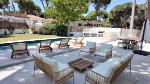 Casa Bahari near the beach with pool, BBQ, and lounge