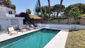 Casa Bahari near the beach with pool, BBQ, and lounge