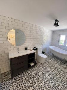 Casa Bahari near the beach with pool, BBQ, and lounge