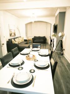 Modern 3-Bedrooms Home for Families & Contractors with Hi-Speed Wi-Fi, Parking, Guests 7 - Clark Property Estates