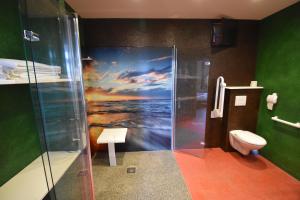 Hotels Hotel De Calais : Chambre Familiale Adaptée aux Personnes à Mobilité Réduite