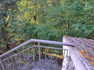 casa con bosco e vista mare
