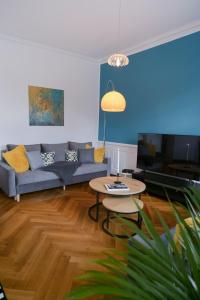 BELLA - Business&Family - 2 Zimmer direkt neben Schloß, Parkplatz, SmartTV, Netflix, Waschmaschine, 24h Checkin, 71qm, Kingsizebett, Hotelbettwäsche