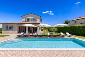 Villa Dionis with heated Pool & Grill