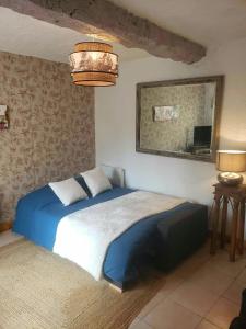 Maisons de vacances Le Vieux Moulin Gites - A charming stone cottage with garden view and seasonal pool : photos des chambres
