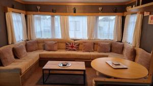 6 Birth Caravans hire CARAVAN NUMBER E6