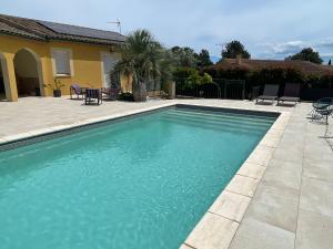 Sejours chez l'habitant Chambre independante 25 m2 au calme avec piscine et terrain de petanque : photos des chambres