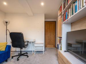 Perfectly Located Stylish House w Parking - Pass the Keys