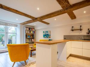 Perfectly Located Stylish House w Parking - Pass the Keys