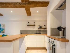 Perfectly Located Stylish House w Parking - Pass the Keys