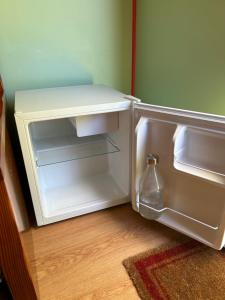 Rosa the Cosy Cabin - Gypsy Wagon - Shepherds Hut, RIVER VIEWS Off-grid eco living