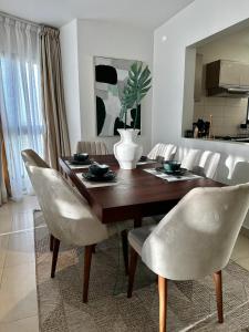 GreenHome 75 inch TV 5mints from the beach and City