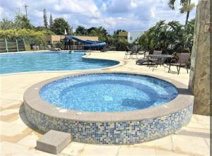 Descanso y diversión cerca del parque del café