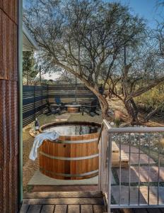 Tu'nlii House Fall Colors, Creek & Hot Tub Magic