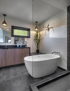 Tunlii House Fall Colors, Creek & Hot Tub Magic