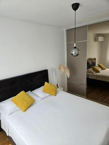 Apartments Zara with garage parking space