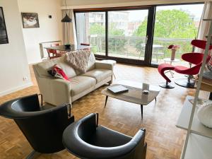 Large sunny and bright apartment with park view